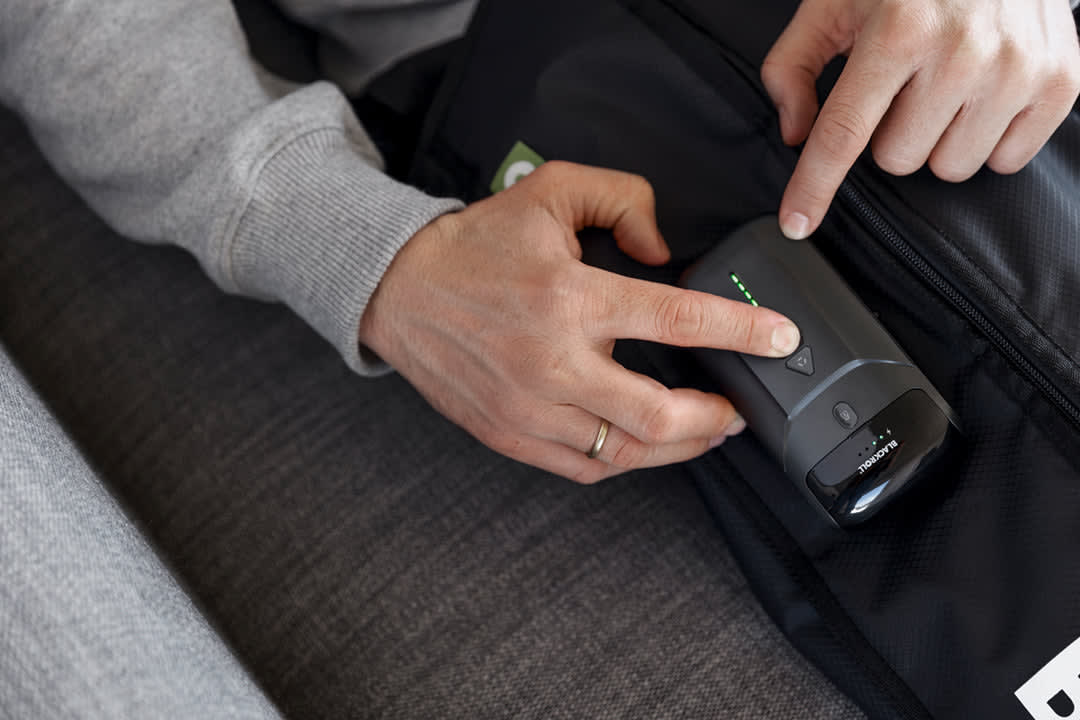 BLACKROLL ® COMPRESSION BOOT - pressure massage for your legs at home and on the road